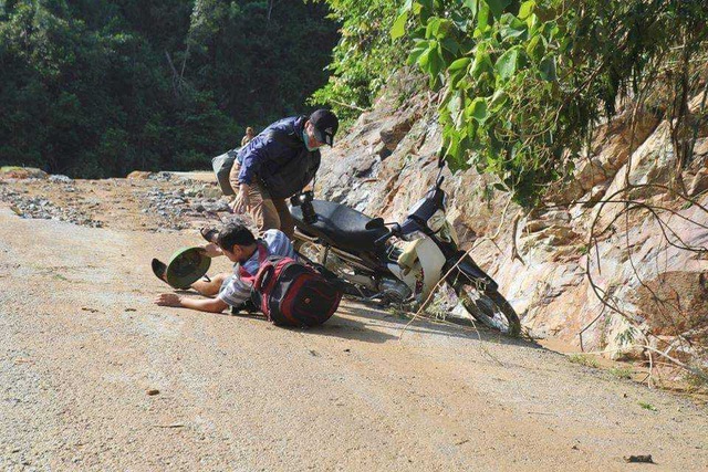 Cái khó ló cái khôn, phóng viên chụp ảnh bằng... lưỡi, vượt bùn bằng thùng các tông - 5 Cái khó ló cái khôn, phóng viên chụp ảnh bằng... lưỡi, vượt bùn bằng thùng các tông - 5