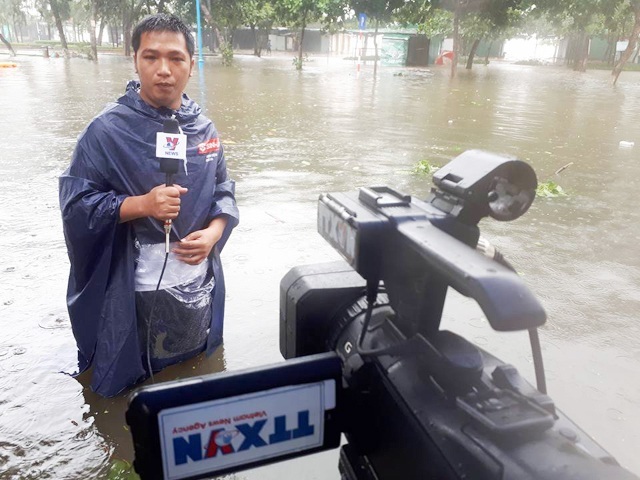 Cái khó ló cái khôn, phóng viên chụp ảnh bằng... lưỡi, vượt bùn bằng thùng các tông - 7 Cái khó ló cái khôn, phóng viên chụp ảnh bằng... lưỡi, vượt bùn bằng thùng các tông - 7