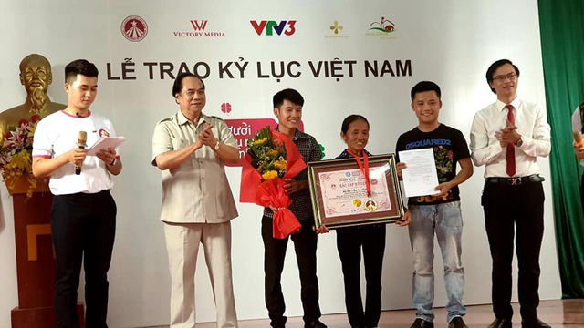 Bà Tân “vê lốc” lần đầu lên truyền hình sau khi lập kỉ lục Guiness Việt Nam - 3 Bà Tân “vê lốc” lần đầu lên truyền hình sau khi lập kỉ lục Guiness Việt Nam - 3