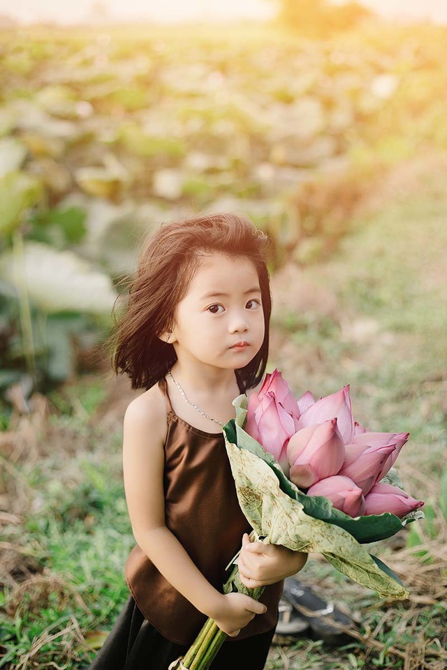 Bé gái Bắc Ninh xinh như thiên thần bên hoa sen - 2 Bé gái Bắc Ninh xinh như thiên thần bên hoa sen - 2
