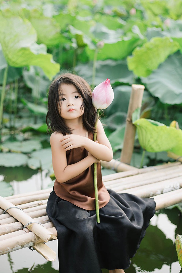 Bé gái Bắc Ninh xinh như thiên thần bên hoa sen - 9 Bé gái Bắc Ninh xinh như thiên thần bên hoa sen - 9