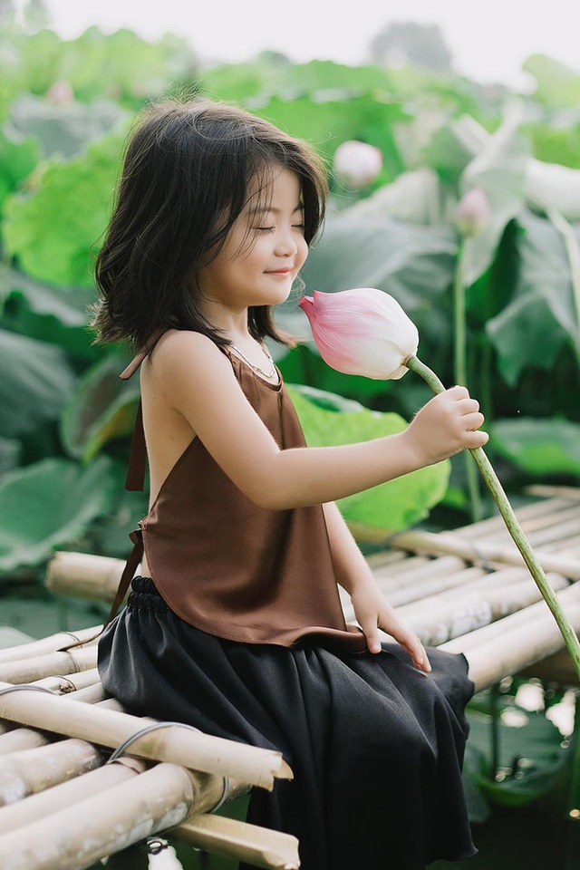 Bé gái Bắc Ninh xinh như thiên thần bên hoa sen - 3 Bé gái Bắc Ninh xinh như thiên thần bên hoa sen - 3