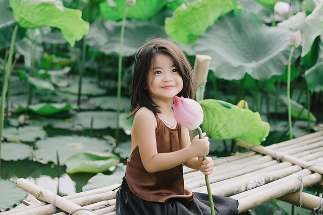 Bé gái Bắc Ninh xinh như thiên thần bên hoa sen - 4 Bé gái Bắc Ninh xinh như thiên thần bên hoa sen - 4