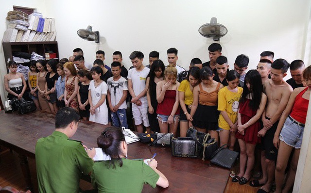 Bắt quả tang 43 nam, nữ thanh ni&ecirc;n &ldquo;ph&ecirc;&rdquo; ma tu&yacute; trong qu&aacute;n karaoke - 1