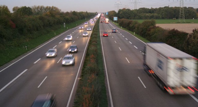 Nắng nóng, đường Autobahn bắt đầu có giới hạn tốc độ - 1 Nắng nóng, đường Autobahn bắt đầu có giới hạn tốc độ - 1