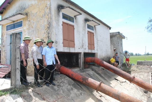 Miền Trung hạn hán kéo dài, đập cạn, người khát, ruộng khô - 1 Miền Trung hạn hán kéo dài, đập cạn, người khát, ruộng khô - 1