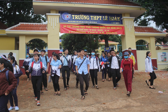Hiệu trưởng tiểu học 54 tuổi đi thi tốt nghiệp THPT - 1 Hiệu trưởng tiểu học 54 tuổi đi thi tốt nghiệp THPT - 1