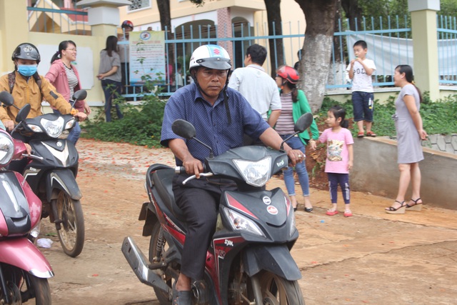 Hiệu trưởng tiểu học 54 tuổi đi thi tốt nghiệp THPT - 2 Hiệu trưởng tiểu học 54 tuổi đi thi tốt nghiệp THPT - 2