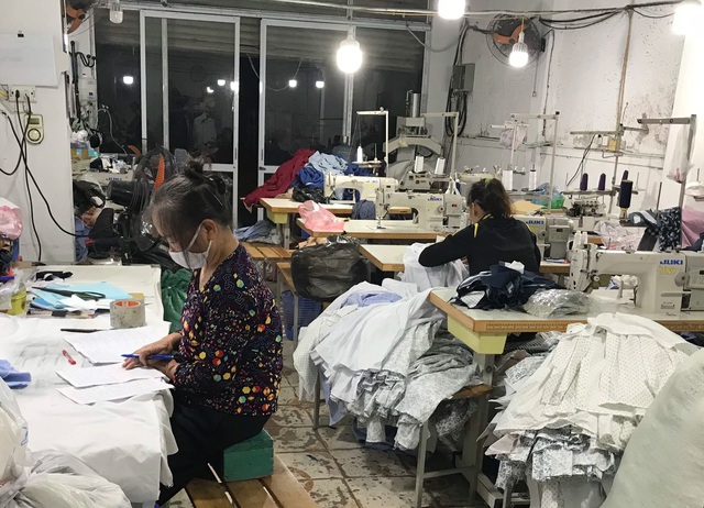 Bán quần áo ế ẩm, dân buôn giảm nhập một nửa hàng Trung Quốc - 2 Bán quần áo ế ẩm, dân buôn giảm nhập một nửa hàng Trung Quốc - 2