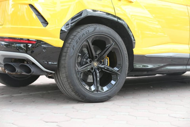 Lamborghini Urus 21 tỷ màu độc về tay đại gia Sài Gòn - 4 Lamborghini Urus 21 tỷ màu độc về tay đại gia Sài Gòn - 4
