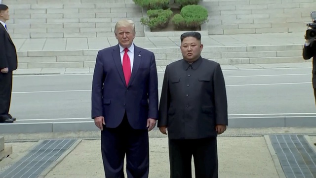 Tổng thống Trump và nhà lãnh đạo Kim Jong-un bắt tay tại biên giới Hàn - Triều - 5 Tổng thống Trump và nhà lãnh đạo Kim Jong-un bắt tay tại biên giới Hàn - Triều - 5