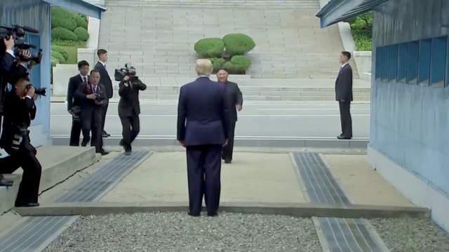 Tổng thống Trump và nhà lãnh đạo Kim Jong-un bắt tay tại biên giới Hàn - Triều - 2 Tổng thống Trump và nhà lãnh đạo Kim Jong-un bắt tay tại biên giới Hàn - Triều - 2