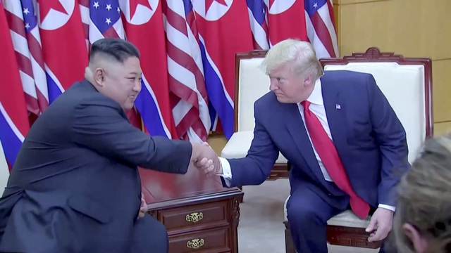 Tổng thống Trump và nhà lãnh đạo Kim Jong-un bắt tay tại biên giới Hàn - Triều - 1 Tổng thống Trump và nhà lãnh đạo Kim Jong-un bắt tay tại biên giới Hàn - Triều - 1