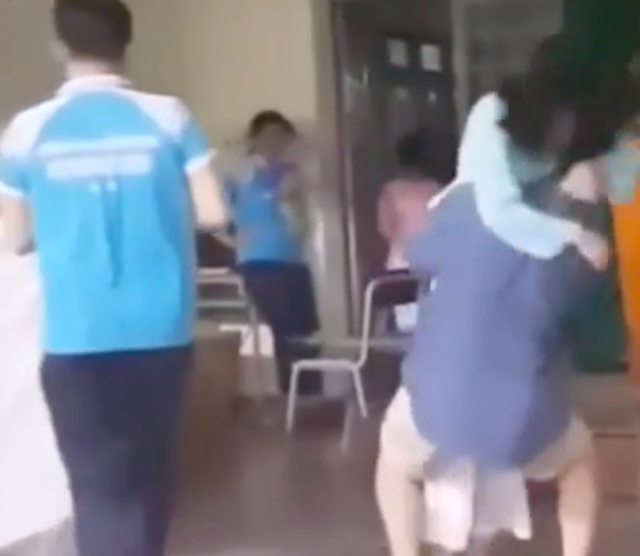Tòa thụ lý vụ “thầy giáo cho học sinh đóng cảnh nóng” kiện hiệu trưởng - 1 Tòa thụ lý vụ “thầy giáo cho học sinh đóng cảnh nóng” kiện hiệu trưởng - 1