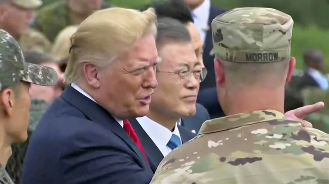 Tổng thống Trump và nhà lãnh đạo Kim Jong-un bắt tay tại biên giới Hàn - Triều - 7 Tổng thống Trump và nhà lãnh đạo Kim Jong-un bắt tay tại biên giới Hàn - Triều - 7