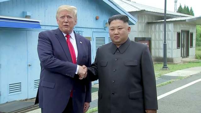 Tổng thống Trump và nhà lãnh đạo Kim Jong-un bắt tay tại biên giới Hàn - Triều - 6 Tổng thống Trump và nhà lãnh đạo Kim Jong-un bắt tay tại biên giới Hàn - Triều - 6