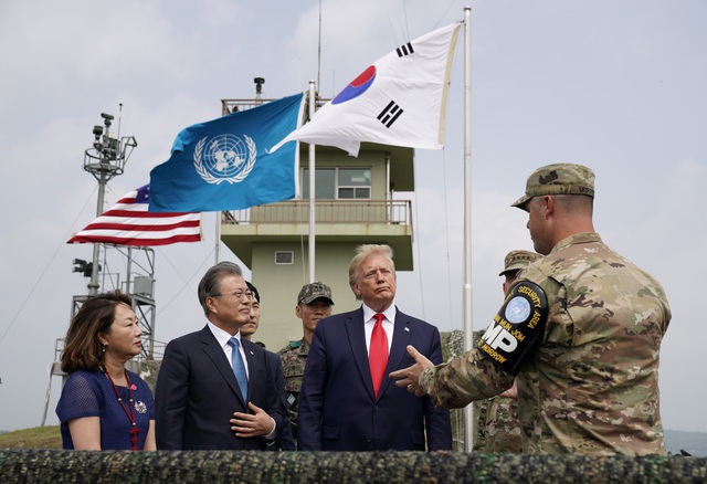 Tổng thống Trump và nhà lãnh đạo Kim Jong-un bắt tay tại biên giới Hàn - Triều - 9 Tổng thống Trump và nhà lãnh đạo Kim Jong-un bắt tay tại biên giới Hàn - Triều - 9