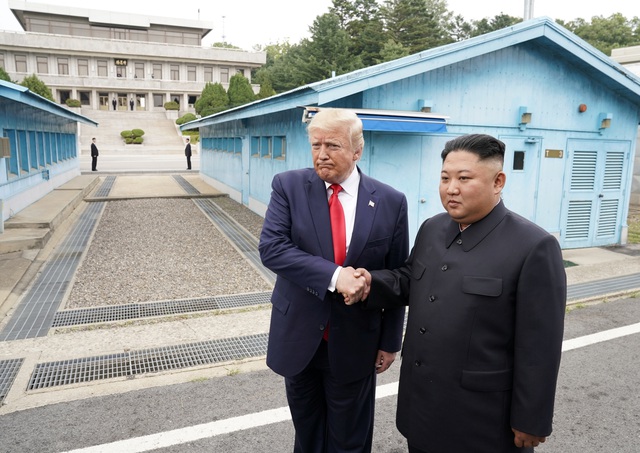 Tổng thống Trump và nhà lãnh đạo Kim Jong-un bắt tay tại biên giới Hàn - Triều - 3 Tổng thống Trump và nhà lãnh đạo Kim Jong-un bắt tay tại biên giới Hàn - Triều - 3