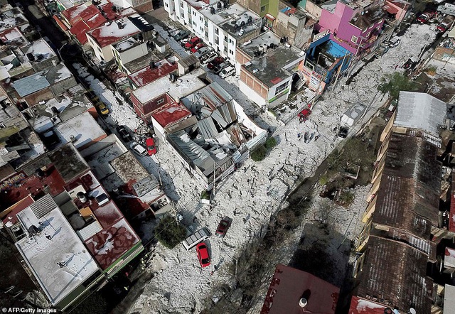 Hy hữu th&agrave;nh phố Mexico h&oacute;a s&ocirc;ng băng sau trận mưa đ&aacute; - 3