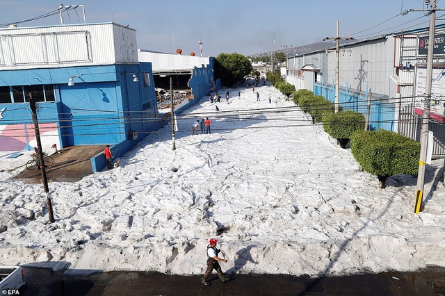 Hy hữu th&agrave;nh phố Mexico h&oacute;a s&ocirc;ng băng sau trận mưa đ&aacute; - 5