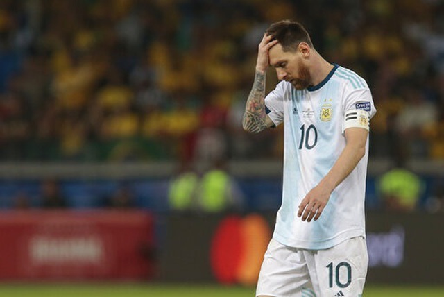 Cổ động viên khẩn thiết yêu cầu Messi từ giã đội tuyển Argentina - 1