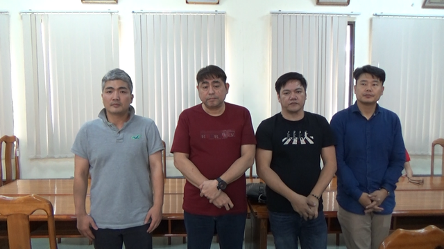 Bắt nhóm “đại gia” người nước ngoài nghi tổ chức đánh bạc - 1 Bắt nhóm “đại gia” người nước ngoài nghi tổ chức đánh bạc - 1