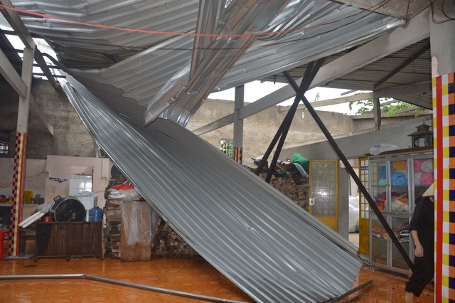 Gần chục người bị thương, nhiều ngôi nhà hư hại vì lốc xoáy - 2 Gần chục người bị thương, nhiều ngôi nhà hư hại vì lốc xoáy - 2