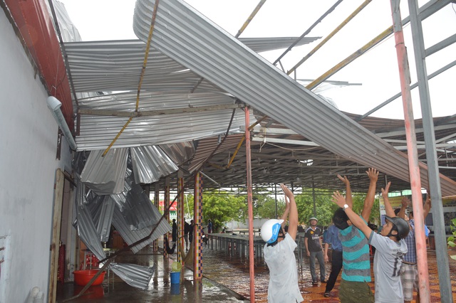 Gần chục người bị thương, nhiều ngôi nhà hư hại vì lốc xoáy - 4 Gần chục người bị thương, nhiều ngôi nhà hư hại vì lốc xoáy - 4
