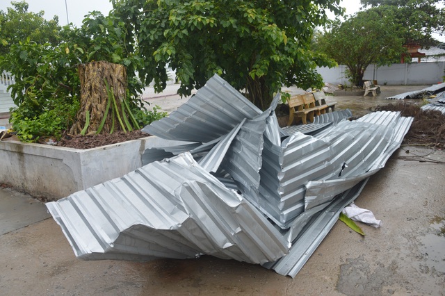 Gần chục người bị thương, nhiều ngôi nhà hư hại vì lốc xoáy - 3 Gần chục người bị thương, nhiều ngôi nhà hư hại vì lốc xoáy - 3