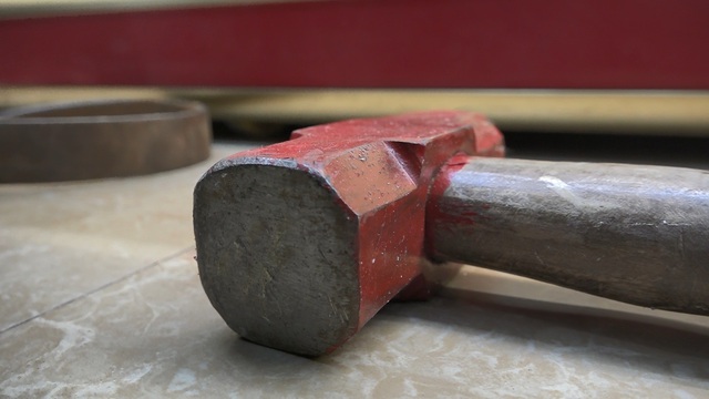 Người dân vây bắt, khống chế nghi can cướp tiệm vàng ngay trong đêm - 4