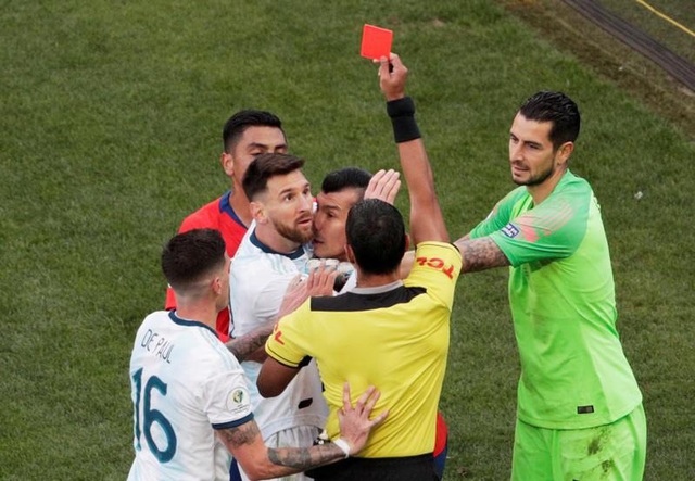 Messi tức giận với trọng tài sau khi nhận thẻ đỏ - 1 Messi tức giận với trọng tài sau khi nhận thẻ đỏ - 1
