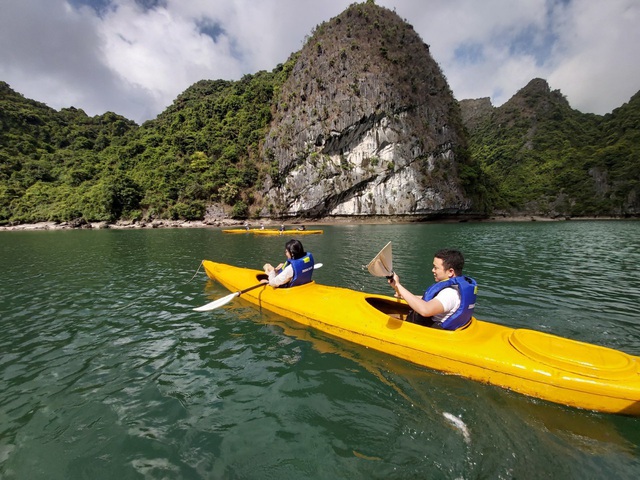 Đến Hạ Long thử trải nghiệm chèo thuyền kayak và ngủ đêm trên du thuyền - 1 Đến Hạ Long thử trải nghiệm chèo thuyền kayak và ngủ đêm trên du thuyền - 1