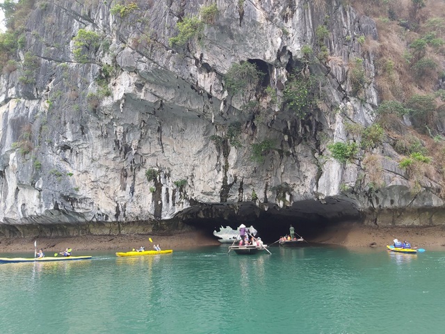 Đến Hạ Long thử trải nghiệm chèo thuyền kayak và ngủ đêm trên du thuyền - 2 Đến Hạ Long thử trải nghiệm chèo thuyền kayak và ngủ đêm trên du thuyền - 2