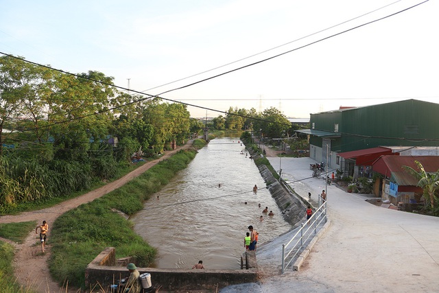 Trò chơi nhảy cầu cao 6m của thiếu niên ngoại thành Hà Nội - 11 Trò chơi nhảy cầu cao 6m của thiếu niên ngoại thành Hà Nội - 11