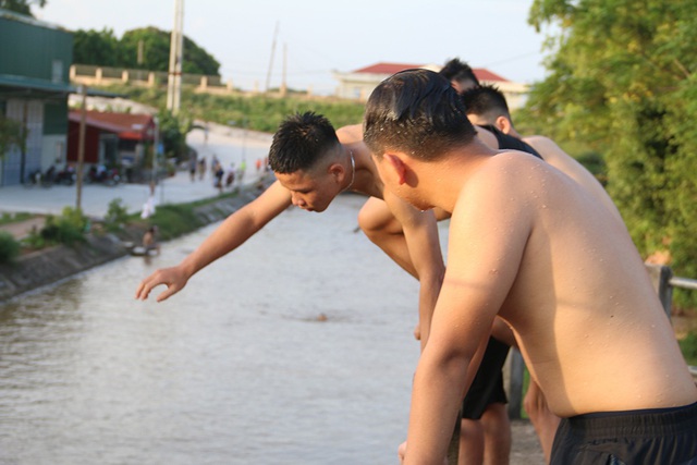Trò chơi nhảy cầu cao 6m của thiếu niên ngoại thành Hà Nội - 3 Trò chơi nhảy cầu cao 6m của thiếu niên ngoại thành Hà Nội - 3