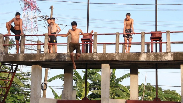 Trò chơi nhảy cầu cao 6m của thiếu niên ngoại thành Hà Nội - 7 Trò chơi nhảy cầu cao 6m của thiếu niên ngoại thành Hà Nội - 7