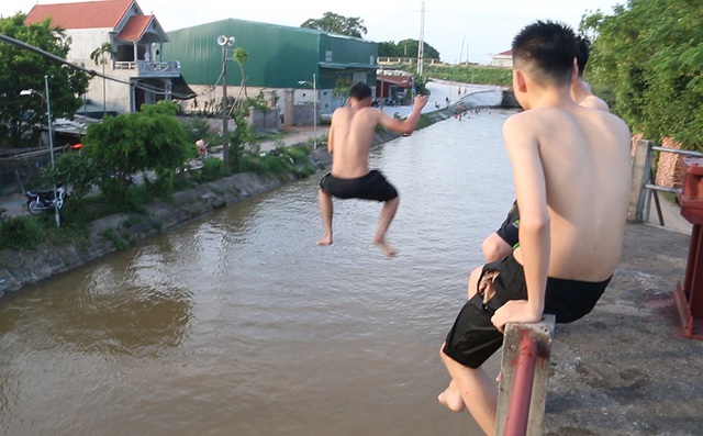 Trò chơi nhảy cầu cao 6m của thiếu niên ngoại thành Hà Nội - 8 Trò chơi nhảy cầu cao 6m của thiếu niên ngoại thành Hà Nội - 8