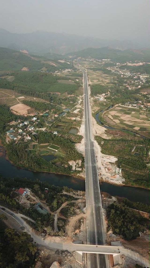 Nâng tốc độ tối đa cho phép trên cao tốc Hạ Long - Vân Đồn lên 100 km/h - 1 Nâng tốc độ tối đa cho phép trên cao tốc Hạ Long - Vân Đồn lên 100 km/h - 1
