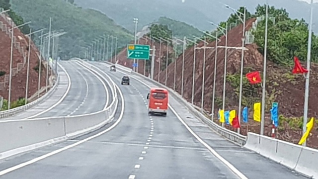 Nâng tốc độ tối đa cho phép trên cao tốc Hạ Long - Vân Đồn lên 100 km/h - 2 Nâng tốc độ tối đa cho phép trên cao tốc Hạ Long - Vân Đồn lên 100 km/h - 2