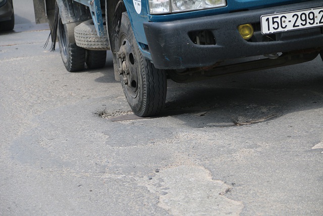 Mặt cầu cửa ngõ Hà Nội nham nhở sống trâu, ổ gà - 6