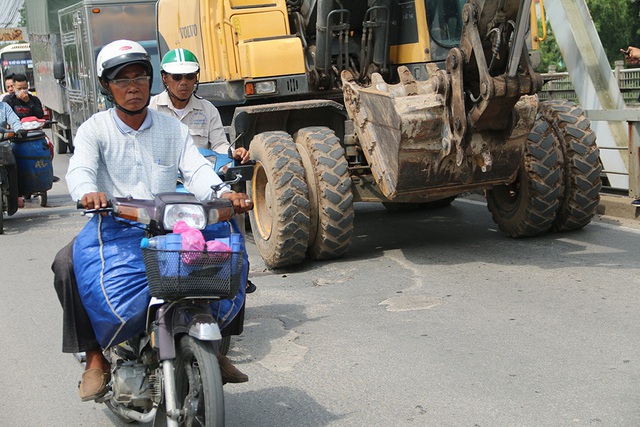 Mặt cầu cửa ngõ Hà Nội nham nhở sống trâu, ổ gà - 8