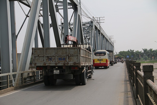 Mặt cầu cửa ngõ Hà Nội nham nhở sống trâu, ổ gà - 11