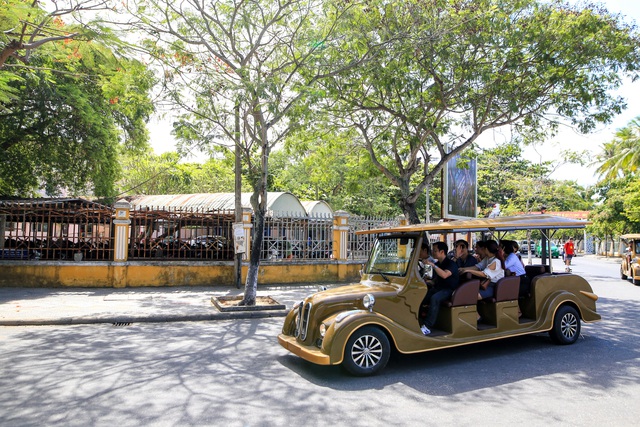 Hội An đưa v&agrave;o hoạt động xe bu&yacute;t điện cổ điển