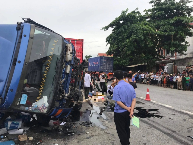 Hai tiếng, 3 vụ tai nạn, 7 người tử vong - 1 Hai tiếng, 3 vụ tai nạn, 7 người tử vong - 1
