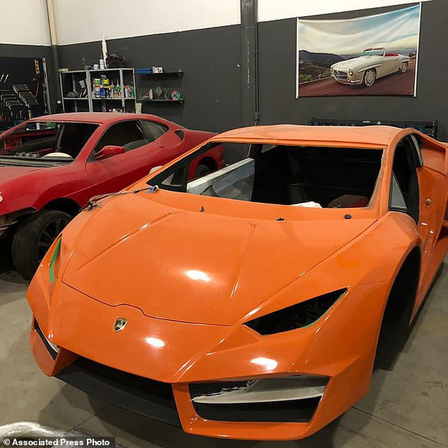 Cảnh s&aacute;t đột k&iacute;ch một nh&agrave; m&aacute;y sản xuất si&ecirc;u xe Lamborghini v&agrave; Ferrari giả cực tinh vi - 1