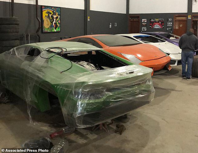 Cảnh s&aacute;t đột k&iacute;ch một nh&agrave; m&aacute;y sản xuất si&ecirc;u xe Lamborghini v&agrave; Ferrari giả cực tinh vi - 2