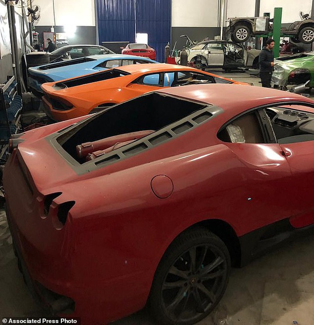 Cảnh s&aacute;t đột k&iacute;ch một nh&agrave; m&aacute;y sản xuất si&ecirc;u xe Lamborghini v&agrave; Ferrari giả cực tinh vi - 3