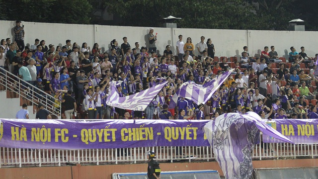Lần đầu tiên sau 7 năm, sân Thống Nhất chật kín khán giả ở V-League - 3 Lần đầu tiên sau 7 năm, sân Thống Nhất chật kín khán giả ở V-League - 3