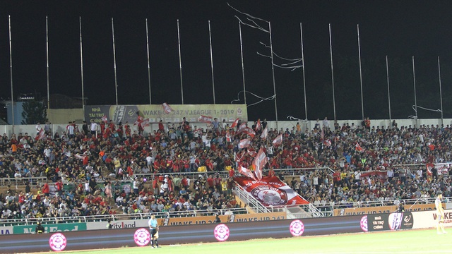 Lần đầu tiên sau 7 năm, sân Thống Nhất chật kín khán giả ở V-League - 1 Lần đầu tiên sau 7 năm, sân Thống Nhất chật kín khán giả ở V-League - 1