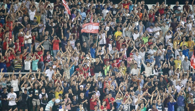 Lần đầu tiên sau 7 năm, sân Thống Nhất chật kín khán giả ở V-League - 9 Lần đầu tiên sau 7 năm, sân Thống Nhất chật kín khán giả ở V-League - 9